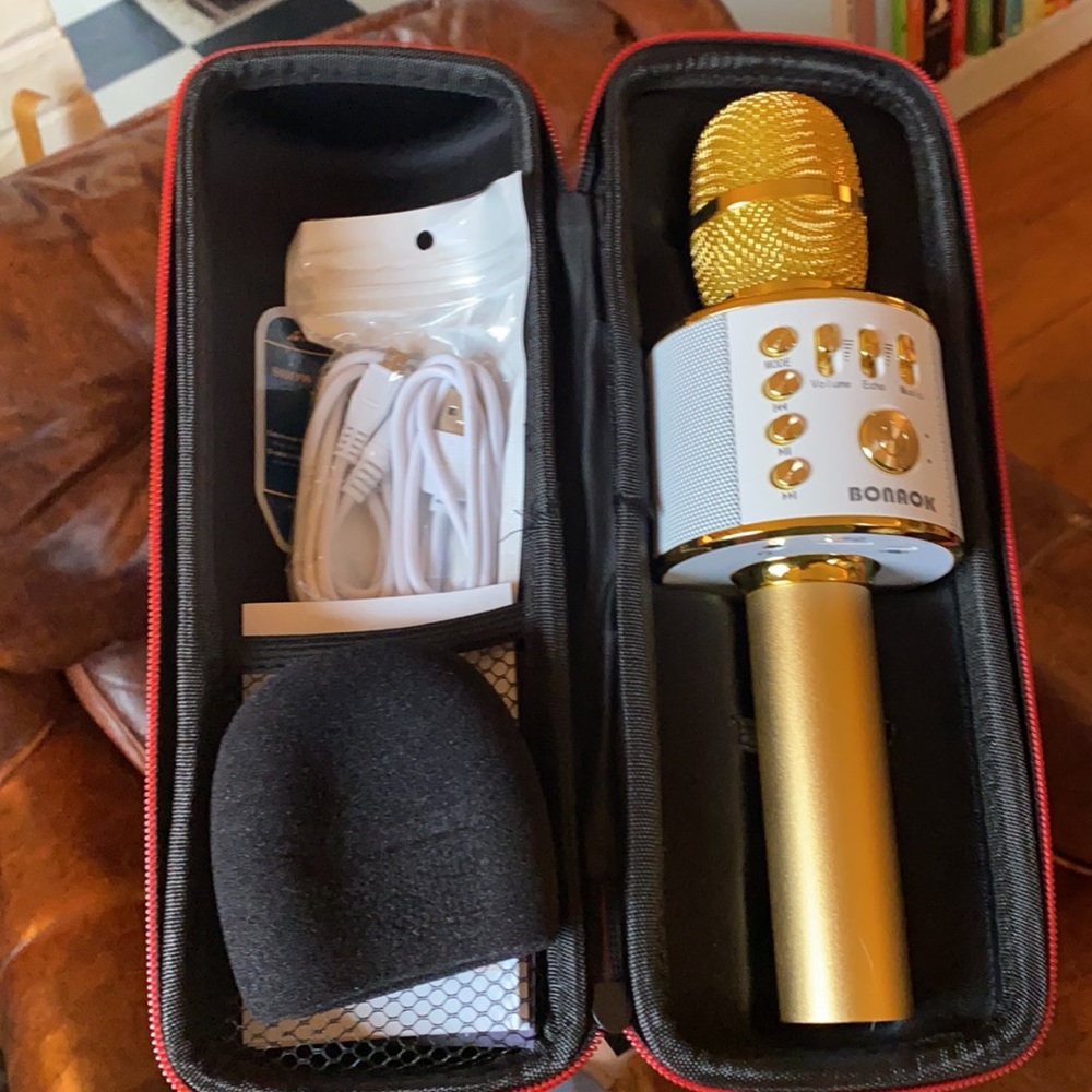 BONAOK wireless bluetooth karaoke microphone! barely used ~gold!~